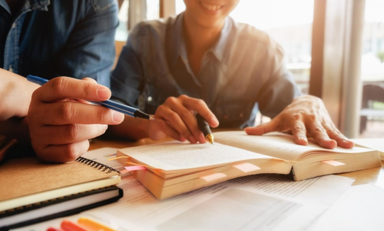 Студенты работают над финансовыми проектами в современной аудитории